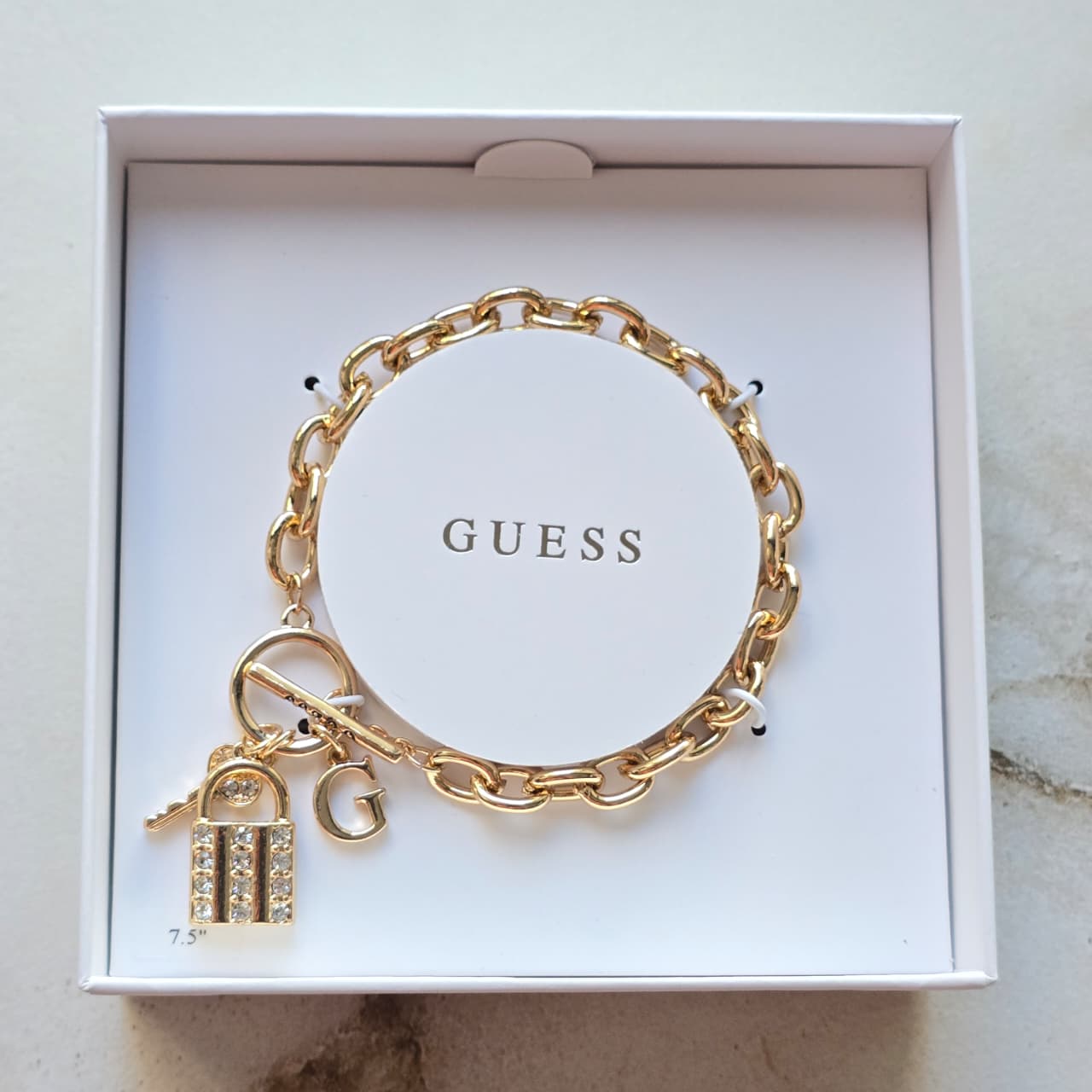 Pulsera Guess Original Dorada con Dijes de Candado, Llave y Logo G con Cristales